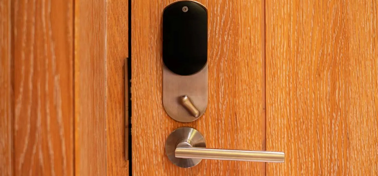 Automatic Locking Door Knob Woodcrest